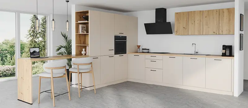 Helle Winkelküche in Beige mit Arbeitsplatte und Oberschränken in Holzoptik, modernem Kochbereich und integrierter Frühstücksbar mit Barhockern, perfekt für offene Wohnkonzepte im modernen Stil.